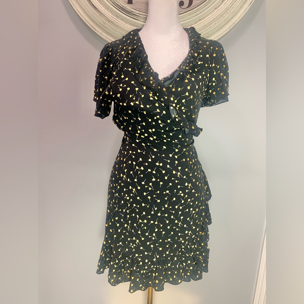 Forever 21 Black Yellow Floral Print Wrap Dress Medium - Vibrant & Pretty